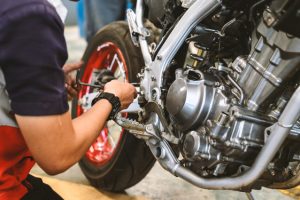バイクを修理する様子